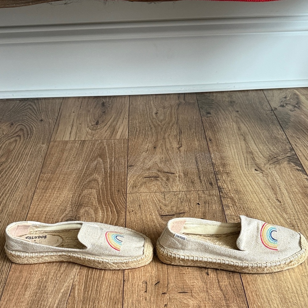 Like new Soludos Light Beige Slippers with Rainbow - Worn once! Women’s size 6.5 - Picture 9 of 10